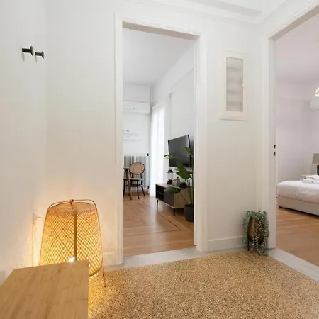Apartment Vibrant Urban Getaway: Modern 1-bedroom Near Bars, Parks, And Metro Athens