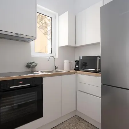 Apartment Vibrant Urban Getaway: Modern 1-bedroom Near Bars, Parks, And Metro