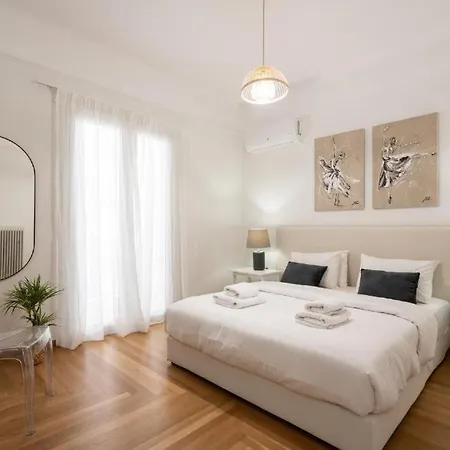 Apartment Vibrant Urban Getaway: Modern 1-bedroom Near Bars, Parks, And Metro Athens