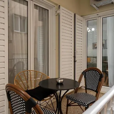 Vibrant Urban Getaway: Modern 1-bedroom Near Bars, Parks, And Metro Apartment